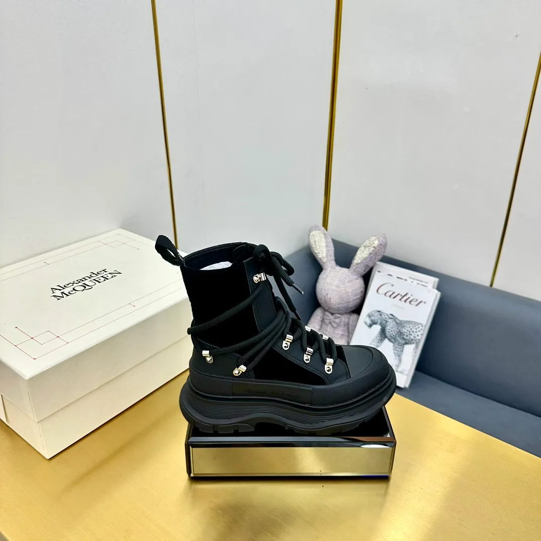 👟👟Ex-factory price 680👟👟 Alexander McQueen's latest thick-soled Martin boots, original 1:1 development, outsole original open-film TPU sole, fabric full-grain cowhide + high mercerized cowhide, lining sheepskin original hardware carabiner bottom height 5cm Size: #35-40 39-45
